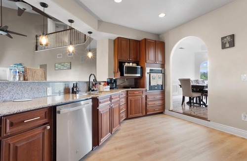 Shoreline Park House | Shark Street Retreat - Waterfront, Kayaks, Beach