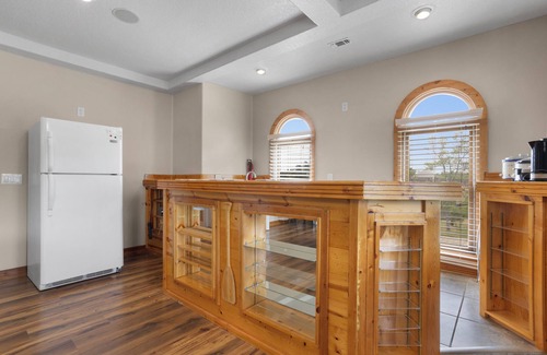 Shoreline Park House | Shark Street Retreat - Waterfront, Kayaks, Beach