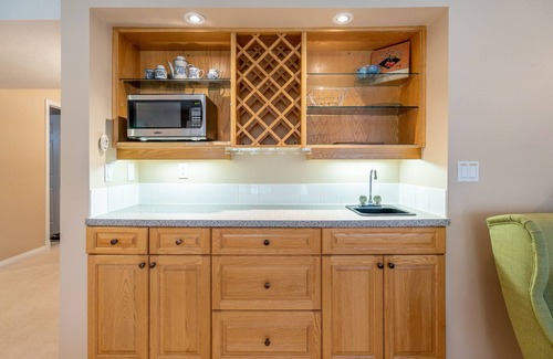 Southeast Calgary Apartment | SHEER PERFECTION SUITE on Eagle Quest Golf Course w/VIEW!