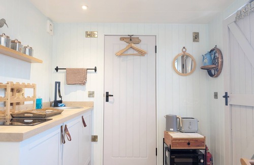 Pagham Cottage | Shepherd's Hut on the Beach - Pagham - sleeps 2 guests in 1 bedroom