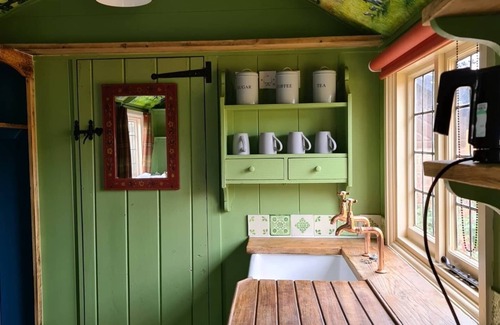 Durrington Apartment | Shepherds Hut - Family - Ensuite