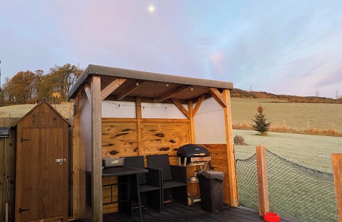 Newbridge Cabin | Shepherds hut-hot tub-dog friendly -views