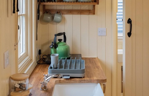 Brackley Cabin | ShepherdsHut-Cotswolds-PetFriendly-WoodBurner