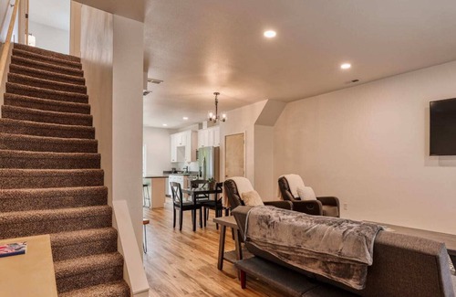 Sheridan Apartment | Sheridan Sojourn: 4 Units, 6 Beds Chic Suites