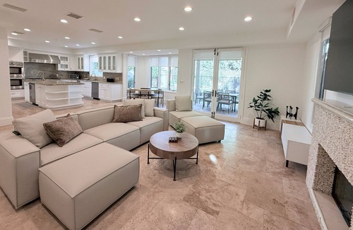 Sherman Oaks House | Sherman Oaks Serenity 5BDs & 5.5BAs w/Pool&Spa