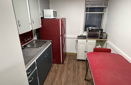 Bridgeland House | Shiraz Suite – Bold, Stylish Stay Near Downtown Calgary