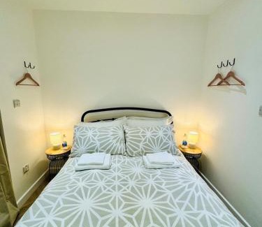 Shoreham-by-Sea Apartment | Shoreham Beach Cabana - Cozy ensuite Cabana with private entrance on beautiful Shoreham Beach - Close to Brighton City Airport and Panattoni Park