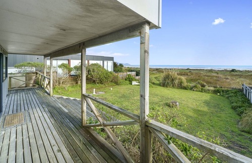 Te Horo Beach House | SHORELINE SERENITY – TE HORO BEACH HOLIDAY HOME in Te Horo Beach