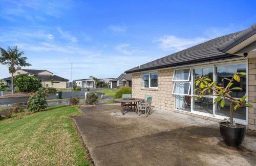 One Tree Point House | Shores Getaway - One Tree Point Holiday Home