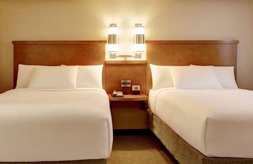 Austin Hotel | Short Drive to Darrell K Royal–Texas Memorial Stadium, FREE Parking, Pool!