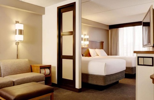 Austin Hotel | Short Drive to Darrell K Royal–Texas Memorial Stadium, FREE Parking, Pool!