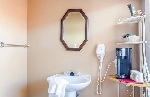 Abbeville House | Short Drive to Greenwood City Garden! FREE Onsite Parking, Breakfast!