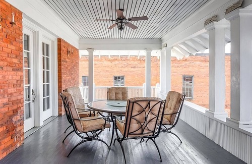 Abbeville House | Short Drive to Greenwood City Garden! FREE Onsite Parking, Breakfast!