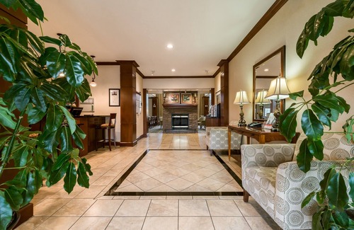 Oak Condo | Short Drive to White Sand Beaches + Nearby Amusement Parks | Outdoor Pool