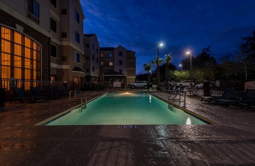 Oak Condo | Short Drive to White Sand Beaches + Nearby Amusement Parks | Outdoor Pool