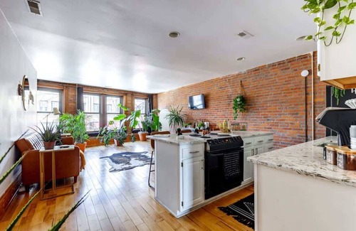 Italian Village Apartment | Short North/Downtown | Right On High St | Walk to Convention Ctr | Free Parking