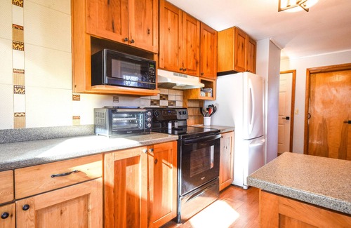 Bennington House | Short walk to Main St. and SVMC and under 1 hour to skiing.