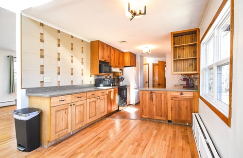 Bennington House | Short walk to Main St. and SVMC and under 1 hour to skiing.