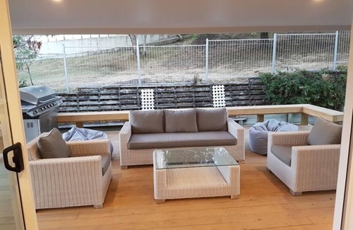 Havelock North House | Short walk to the village
