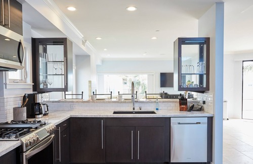 Oxnard Shores House | Short walk to the beach Small pets allowed, 4 bedrooms fully equipped. Top rated