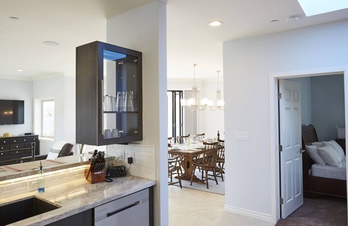 Oxnard Shores House | Short walk to the beach Small pets allowed, 4 bedrooms fully equipped. Top rated