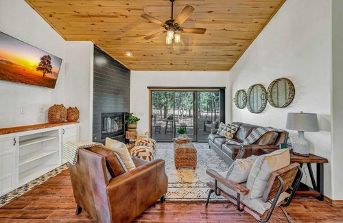 Torreon House | Show Low A-to-Z Cabin with Deck and Gas Grill!