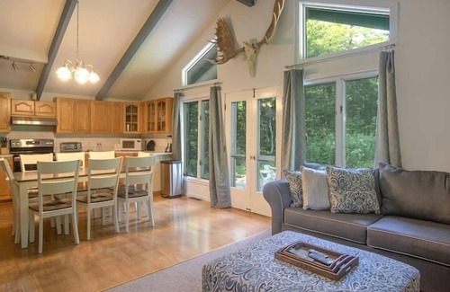 Stratton Mountain House | Shuttle or walk to village and lifts! The Powder Haus Chalet!