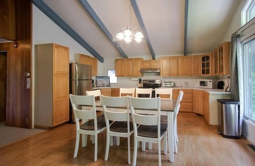Stratton Mountain House | Shuttle or walk to village and lifts! The Powder Haus Chalet!