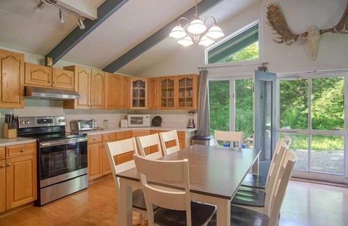 Stratton Mountain House | Shuttle or walk to village and lifts! The Powder Haus Chalet!