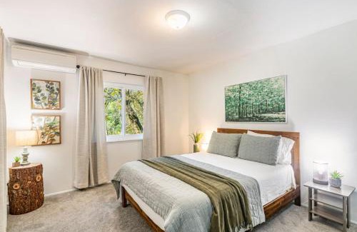 North Fork House | Sierra Vista Lookout Lodge for 8 people with Hot tub, deck and trail to waterfalls