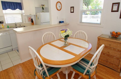Siesta Key House | Siesta Key Getaway – Pet Friendly & Steps to Beach: Siesta Bungalow by RVA