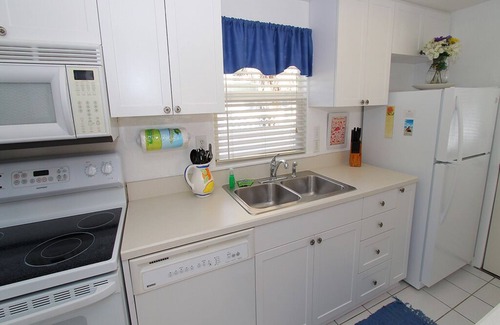 Siesta Key House | Siesta Key Getaway – Pet Friendly & Steps to Beach: Siesta Bungalow by RVA