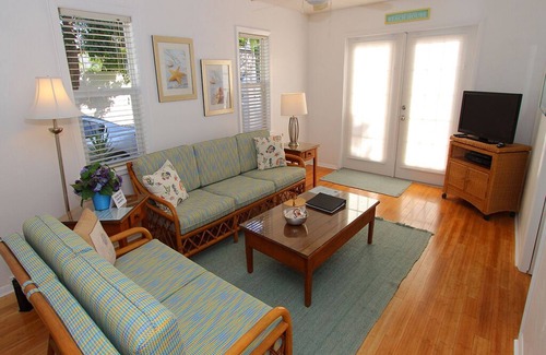 Siesta Key House | Siesta Key Getaway – Pet Friendly & Steps to Beach: Siesta Bungalow by RVA