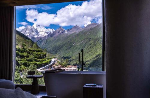 Wenchuan Hotel | Siguniang Mountain Star Moon Cliff Hotel
