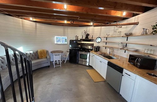Ellensburg House | SILO TINY HOUSE /Hot Tub