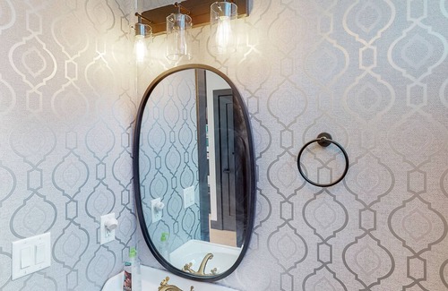 Englewood House | Silver Dollar - Unit A | Elegant house in Englewood with fireplace, gym, firepit