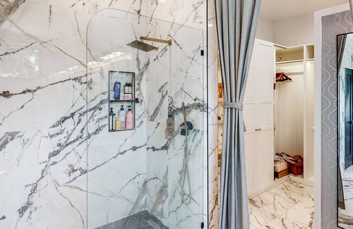 Englewood House | Silver Dollar - Unit A | Elegant house in Englewood with fireplace, gym, firepit