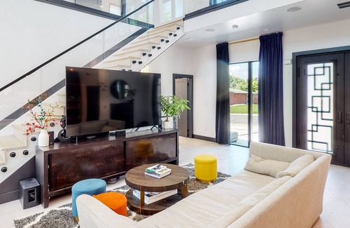 Englewood House | Silver Dollar - Unit A | Elegant house in Englewood with fireplace, gym, firepit