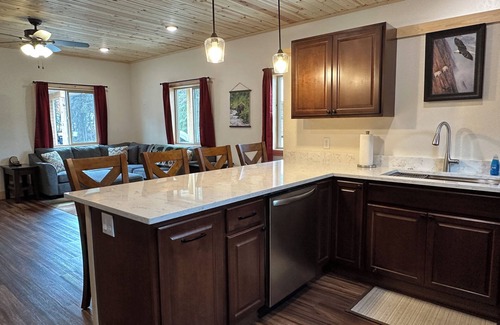Cooper Landing House | Silver Salmon Cabin - Modern Vacation Home at Eagle Landing Resort