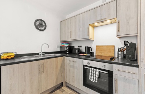 Swadlincote House | Silver Stag Properties, Cozy 2 BR House w Garden