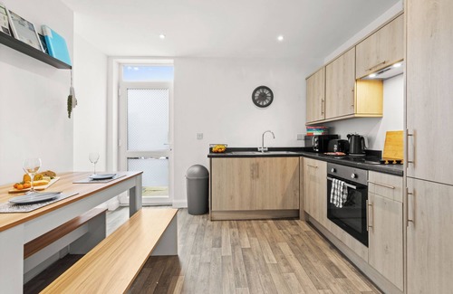 Swadlincote House | Silver Stag Properties, Cozy 2 BR House w Garden