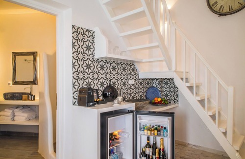 Akrotiri Villa | Silver Suite | Outdoor Pool Hot Tub & Panoramic Caldera View