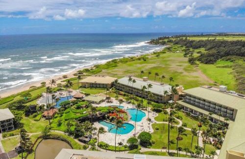 Hanamaulu Apartment | Simple but Idyllic Oceanfront Resort w King Bed