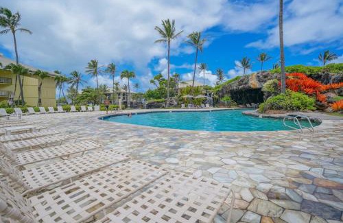 Hanamaulu Apartment | Simple but Idyllic Oceanfront Resort w King Bed