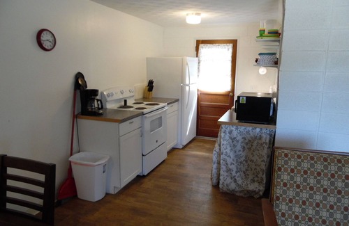 Jenkins Apartment | Simple, Clean, and Quiet Lakeside Getaway