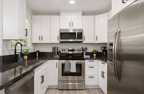 South Natomas House | SIMPLE MODERN AND ELEGANT 3 BD HOME