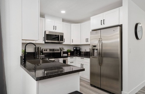 South Natomas House | SIMPLE MODERN AND ELEGANT 3 BD HOME