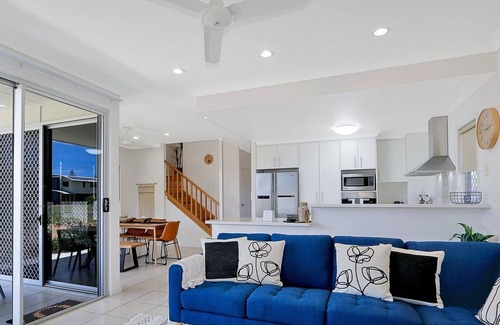 Woodgate Apartment | 'Simplicity' Beach Side Town House 1