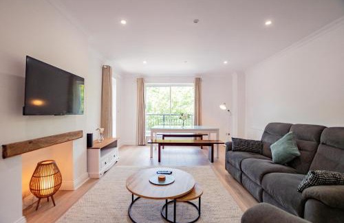 Galway City Centre Apartment | Simply Stunning 3 Bed Apartment with Free Parking