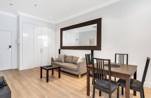 Woolloomooloo Apartment | 'Simply Sydney' City Living off Wharf Roadway